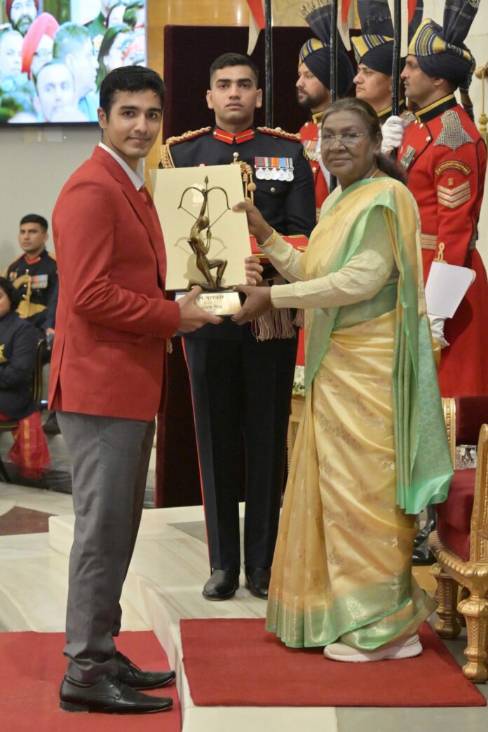 Squash player Abhay Singh receiving the Arjuna Award from President Droupadi Murmu