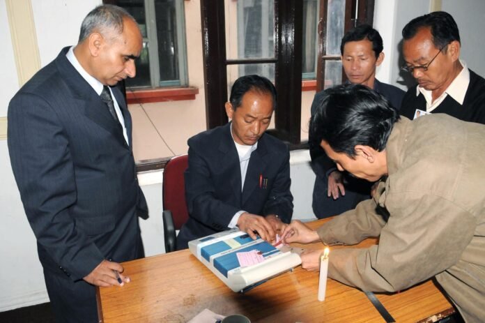 election-commission-evm-polling-file-photo मतदान अधिकारी इलेक्ट्रॉनिक वोटिंग मशीन की कंट्रोल यूनिट सील करते हुए (फाइल फोटो)
