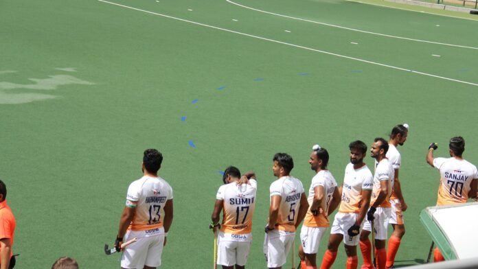 मैदान पर खड़े भारतीय पुरुष हॉकी टीम के खिलाड़ी, फाइल फोटो