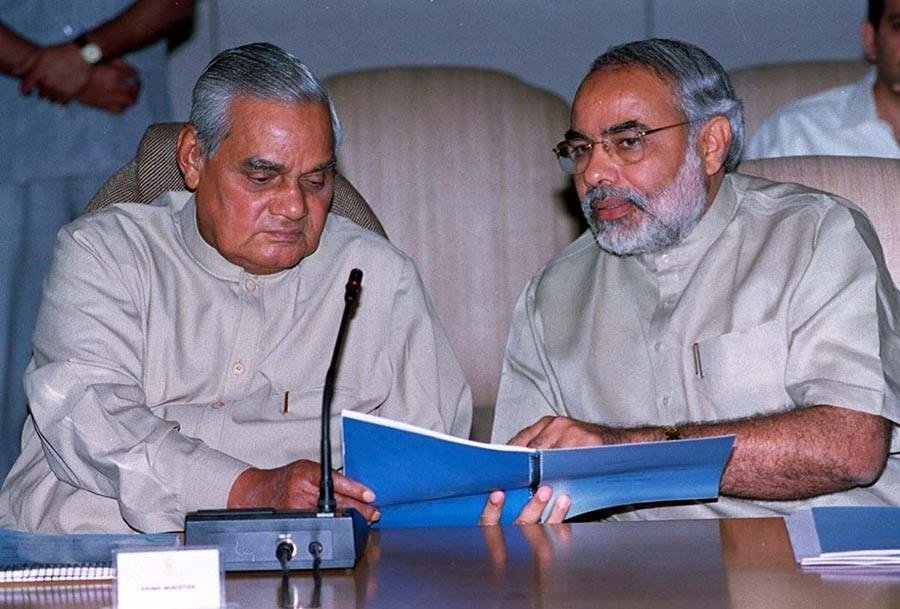 नई दिल्ली में प्रधानमंत्री अटल बिहारी वाजपेयी से मिलते गुजरात के मुख्यमंत्री नरेंद्र मोदी, 27 मार्च 2002
