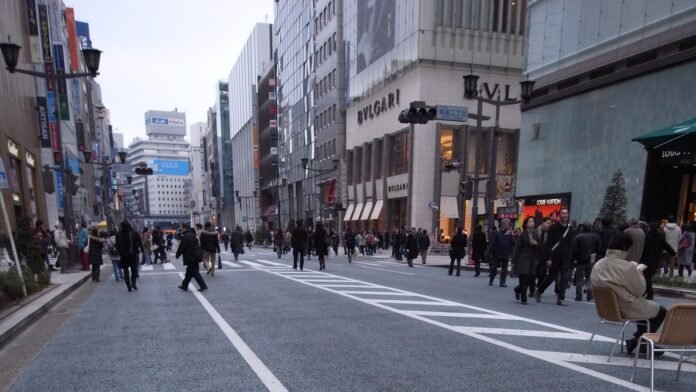 Ginza shopping street in Tokyo, January 2009 — archival photograph