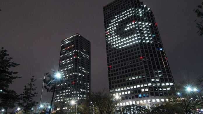 LG Twin Towers in Yeouido, Seoul, with an illuminated G advertisement