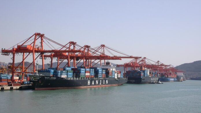 oct30-8 Busan Container Terminal in South Korea — March 29, 2006 file image